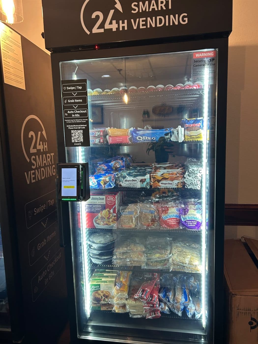 Client-supplied single-door smart machine with cashless self-checkout